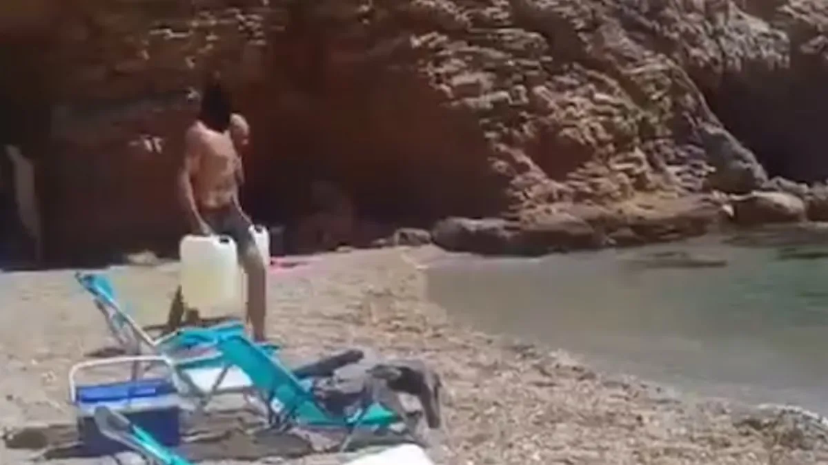 The Civil Guard is searching for four hooded individuals who loaded gasoline onto a boat on a beach in Cartagena in broad daylight