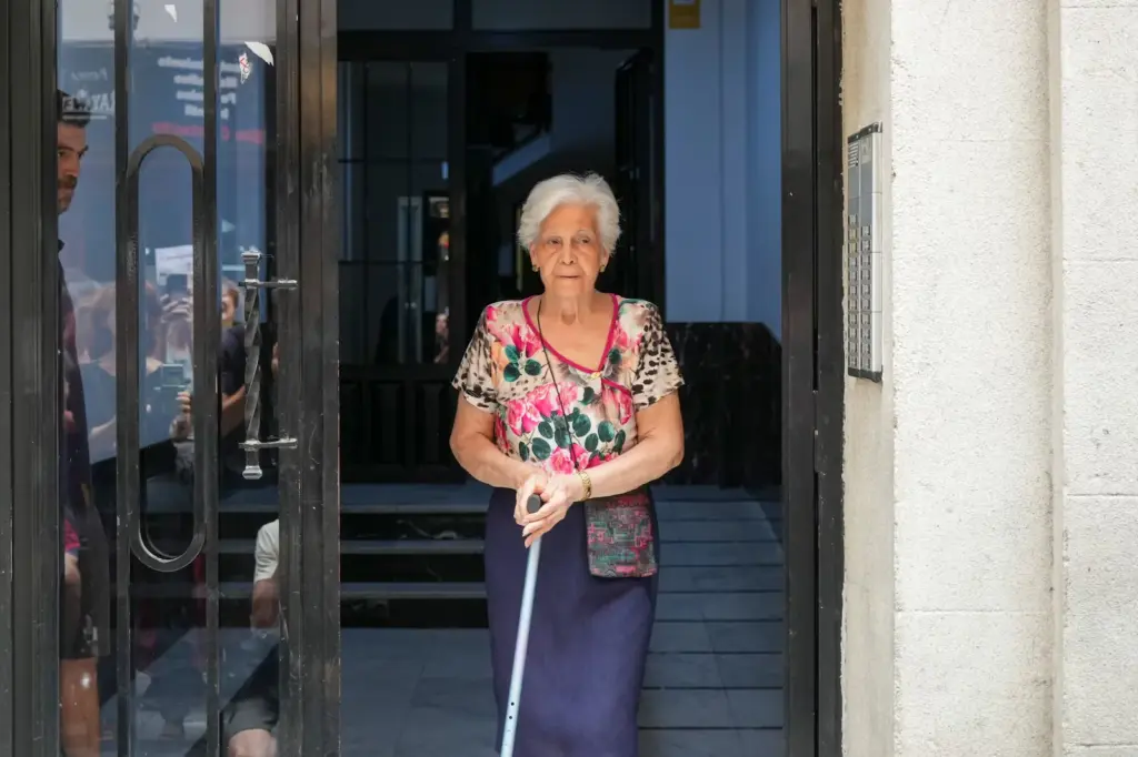The La Latina neighborhood in Madrid stands against the eviction of Paquita: “Tomorrow it could be anyone”