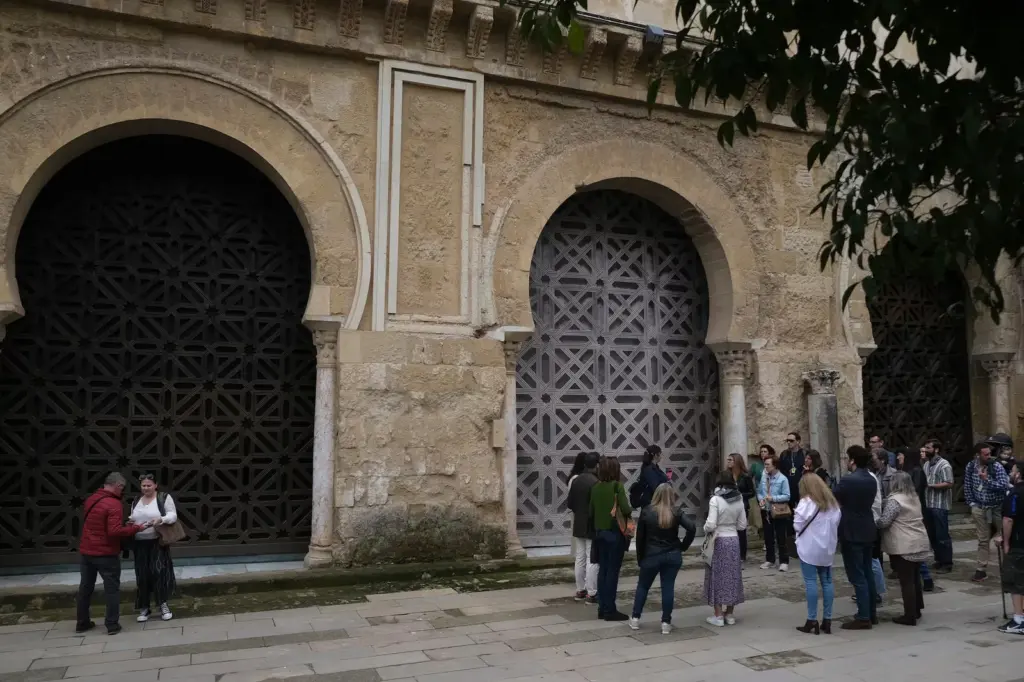 An end to a historical restriction: “There are guides in Córdoba who have retired without being able to teach the mosque-cathedral”: