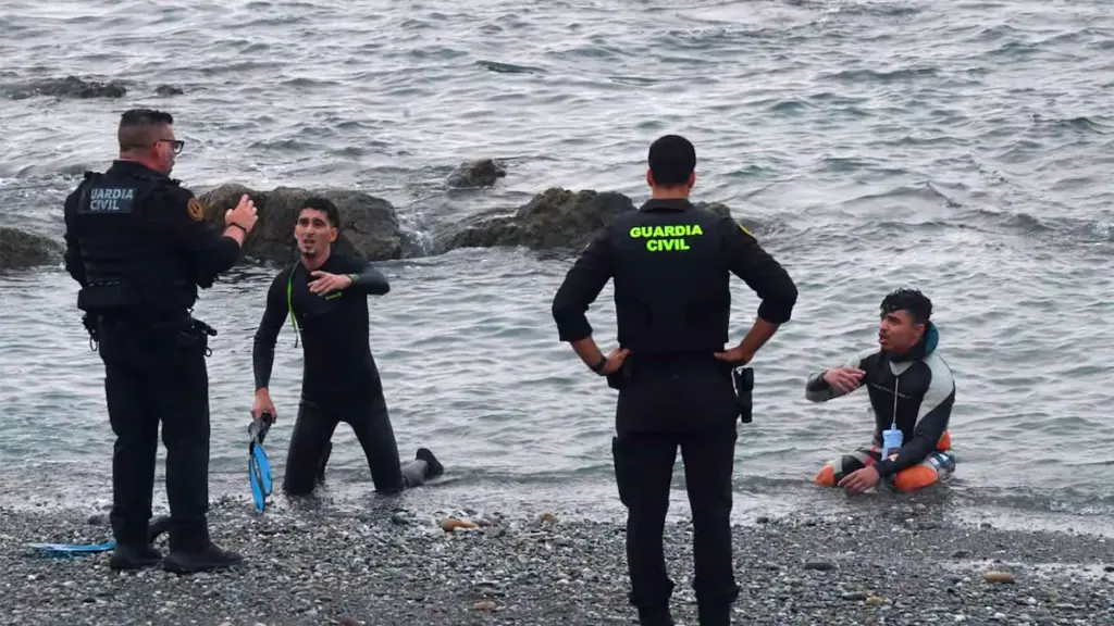 Thousands of people cross the Ceuta border uncontrolled, putting the autonomous city in check
