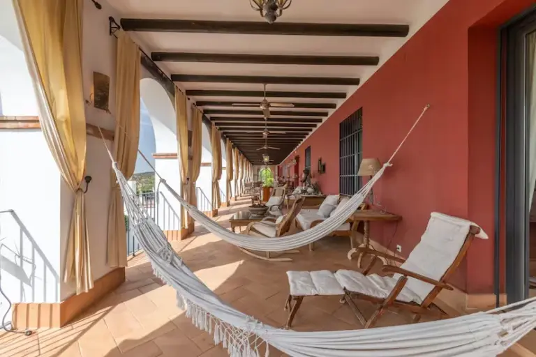 The three houses of the week: fluid lines on an Ibizan cove for 16.7 million euros