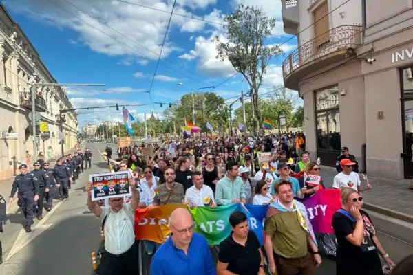 Hundreds of people defy the Pride ban in Oradea (Romania), the only major EU city that bans the LGBTQ+ march