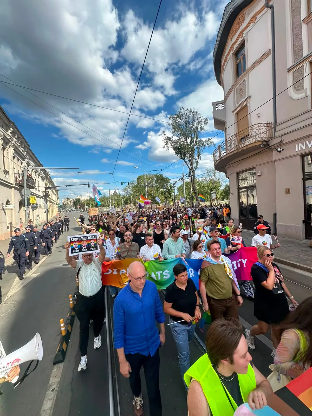 Hundreds of people defy the Pride ban in Oradea (Romania), the only major EU city that bans the LGBTQ+ march