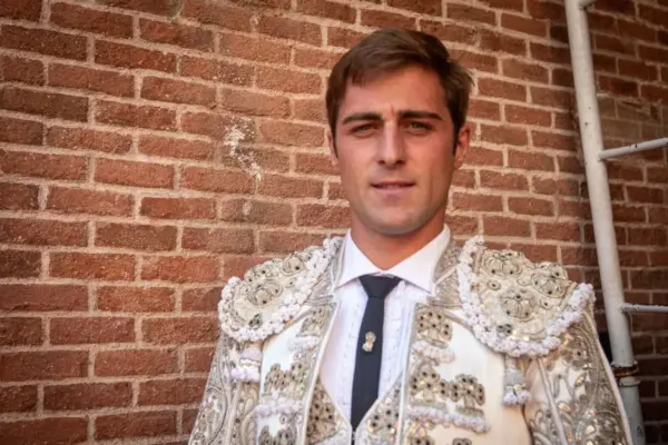 The Valencian bullfighter El Niño de las Monjas suffers a severe goring in the neck in Peru