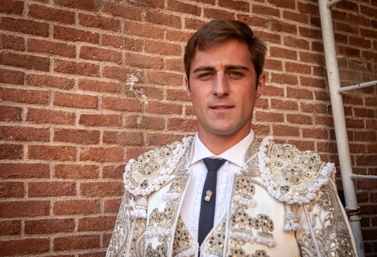 The Valencian bullfighter El Niño de las Monjas suffers a severe goring in the neck in Peru