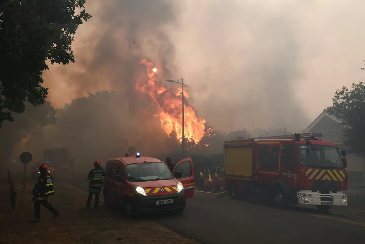 France fights against three large active fires in the south of the country