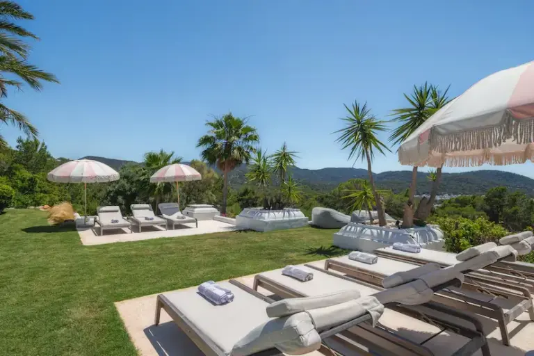 The three houses of the week: fluid lines on an Ibizan cove for 16.7 million euros