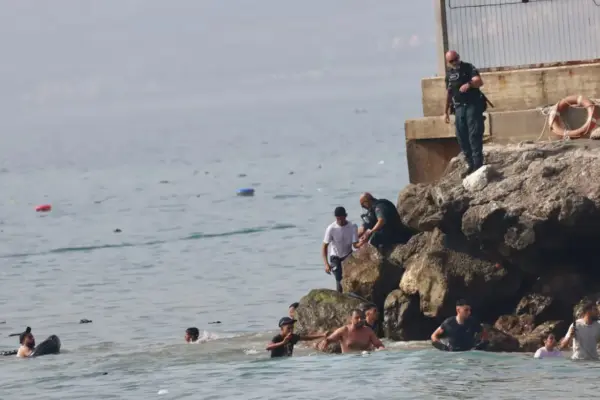 Police and civil guards warn of operational collapse in Ceuta due to the massive entry of migrants swimming: "We are overwhelmed"