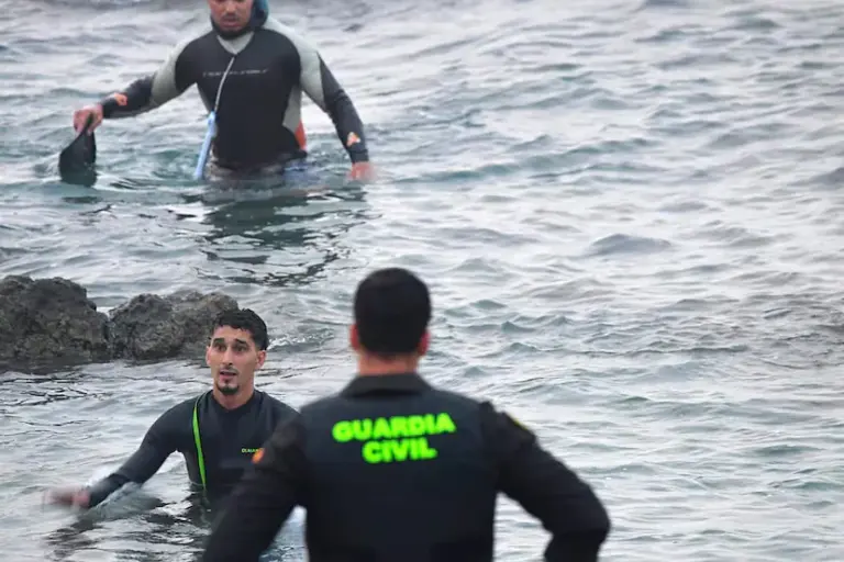Police and civil guards warn of operational collapse in Ceuta due to the massive entry of migrants swimming: "We are overwhelmed"