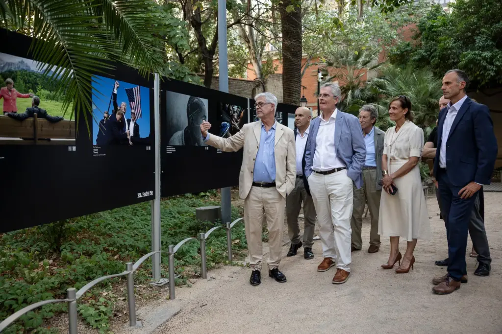 EL PAÍS looks at the Palau Robert in Barcelona with the photos of its 50th anniversary