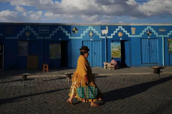 The Government of Peace in Bolivia strips the State of indigenous symbols