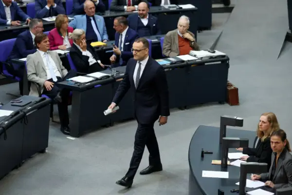 The German conservative parliamentary leader resigns after having a baby through surrogacy: "My happiness is not compatible with my position"