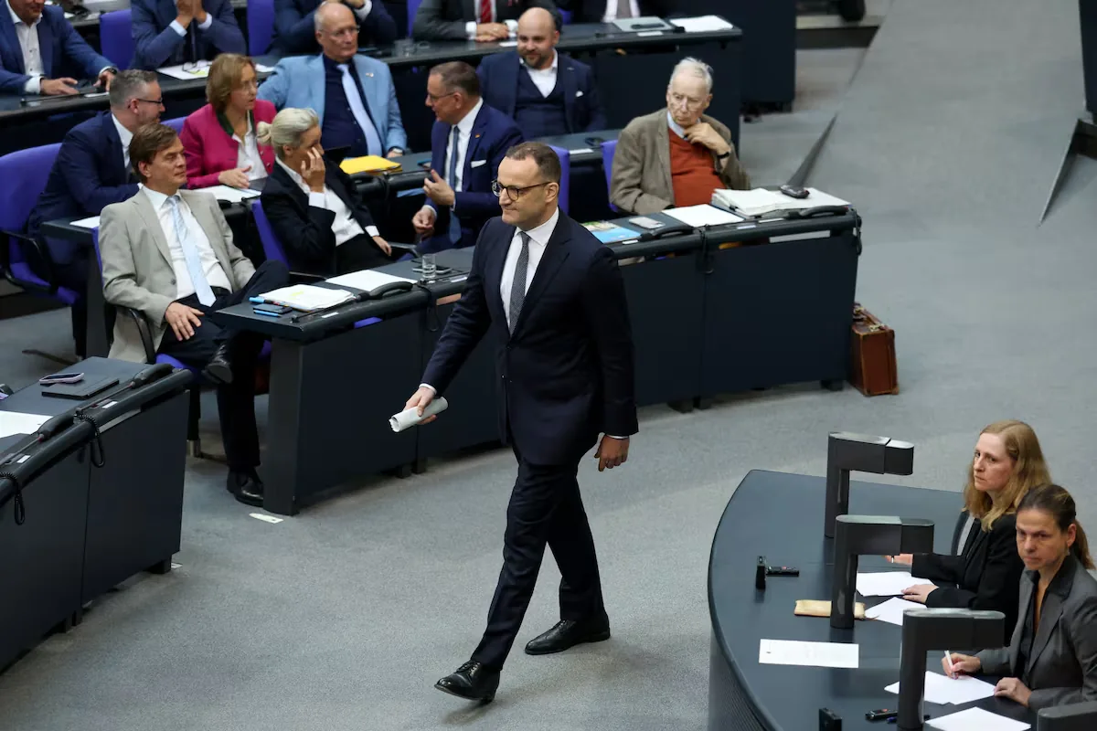 The German conservative parliamentary leader resigns after having a baby through surrogacy: "My happiness is not compatible with my position"
