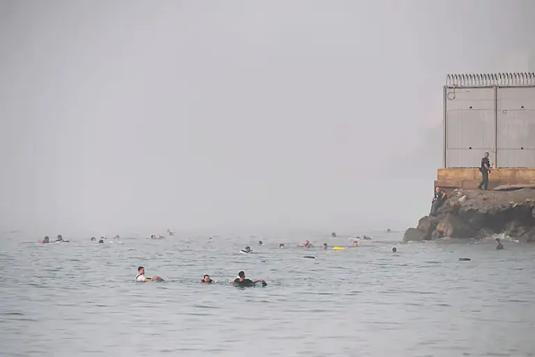 Police and civil guards warn of operational collapse in Ceuta due to the massive entry of migrants swimming: "We are overwhelmed"