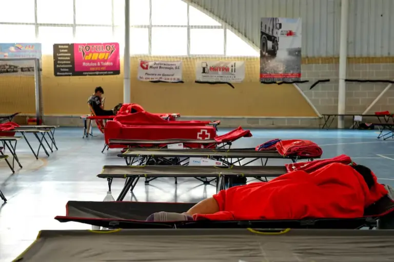 El polideportivo de Humanes (Guadalajara), convertido en albergue para las personas evacuadas, este miércoles.