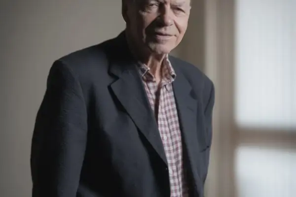 Peter Singer, philosopher: “People still think that the animals we eat live in the countryside, outdoors”