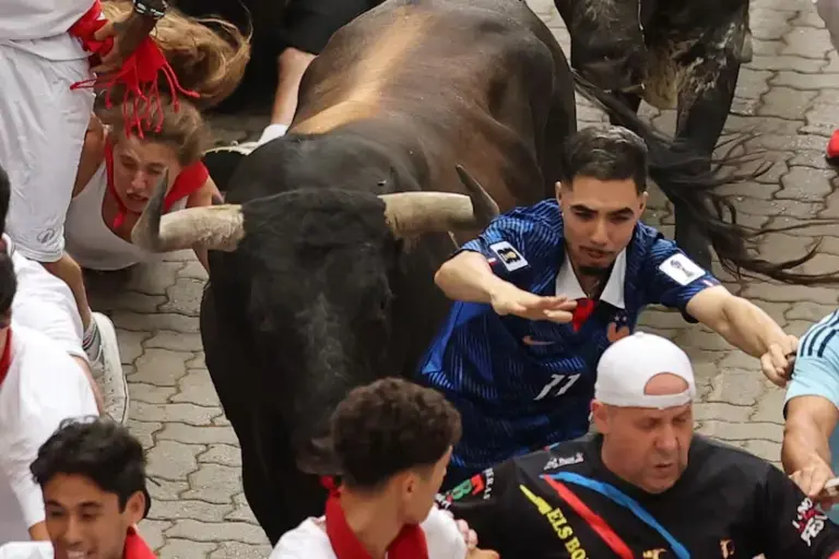 The nobility and speed of the miuras allow exciting races in a clean seventh running of the San Fermín
