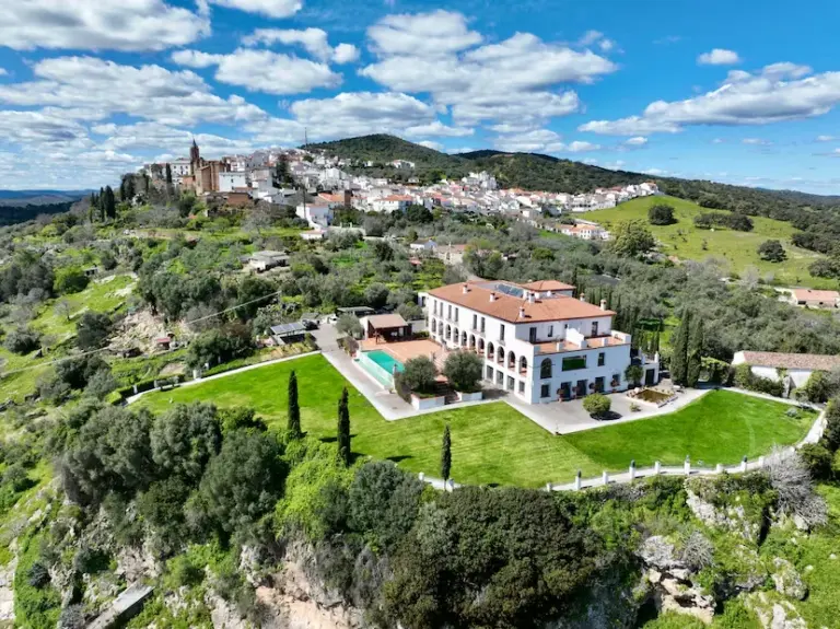 The three houses of the week: fluid lines on an Ibizan cove for 16.7 million euros