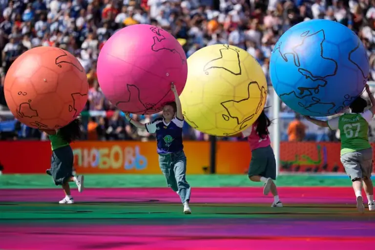 And the World Cup final turned into a Super Bowl: Shakira, Coldplay, BTS, and Dudamel fill the final with music and spectacle