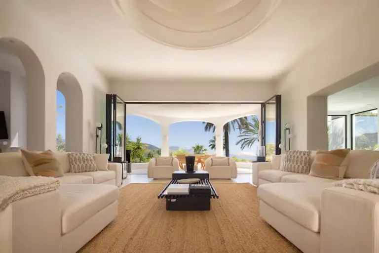 The three houses of the week: fluid lines on an Ibizan cove for 16.7 million euros
