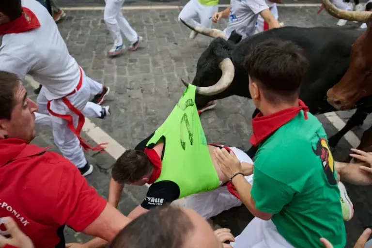The nobility and speed of the miuras allow exciting races in a clean seventh running of the San Fermín