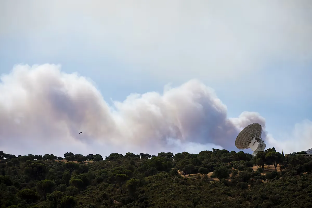 Flames and smoke force the evacuation of a NASA station in the Sierra Oeste of Madrid