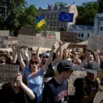 Thousands of people protest in various cities in Ukraine against the dismissal of the Minister of Defense