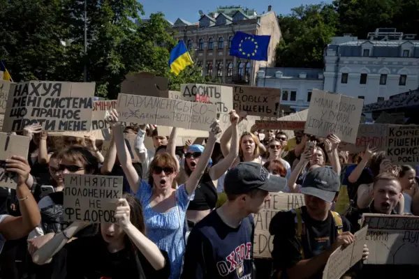 Thousands of people protest in various cities in Ukraine against the dismissal of the Minister of Defense