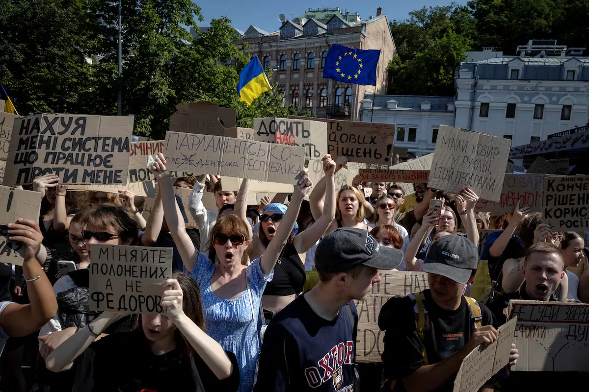 Thousands of people protest in various cities in Ukraine against the dismissal of the Minister of Defense