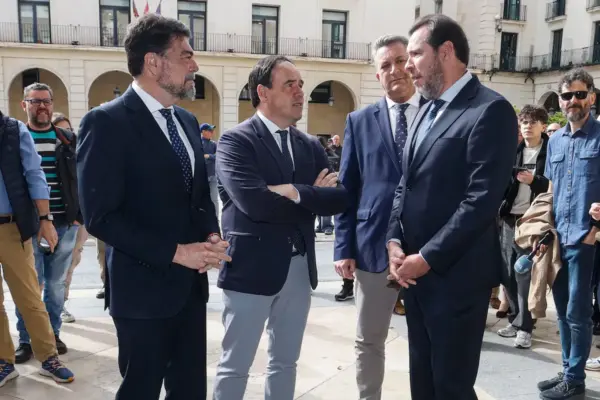 The mayor of Alicante raises his voice to the president of the Consell, both from the PP, for not treating San Juan de las Hogueras like San José de las Fallas