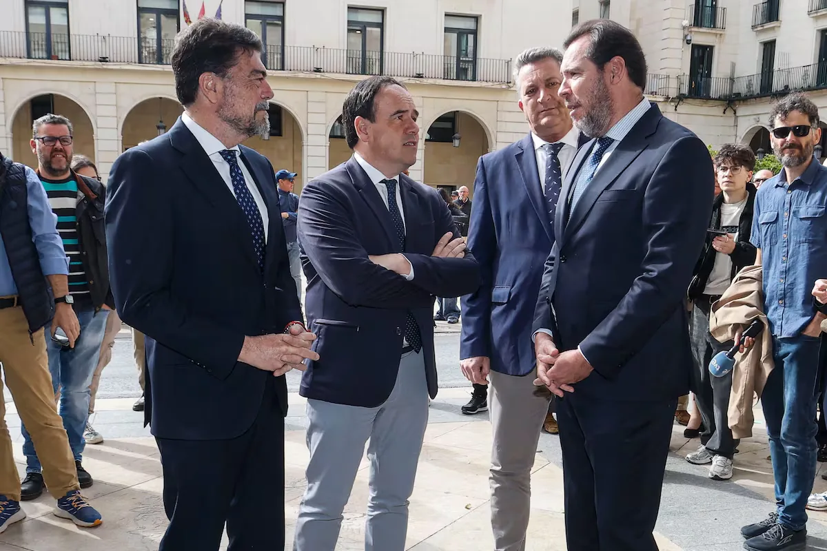 The mayor of Alicante raises his voice to the president of the Consell, both from the PP, for not treating San Juan de las Hogueras like San José de las Fallas