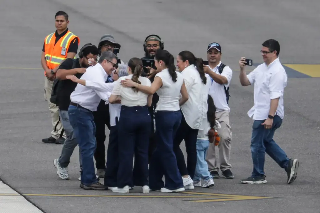 Juan Orlando Hernández regresa a Honduras tras ser indultado por Trump de su condena por narcotráfico
