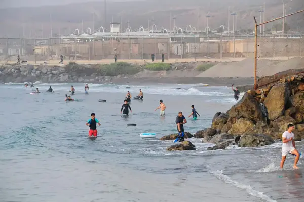 Thousands of people cross the Ceuta border uncontrolled, putting the autonomous city in check