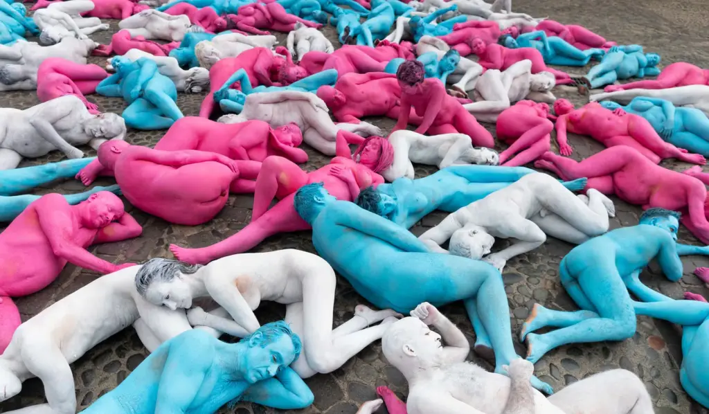 Nudes in front of the cathedral: Spencer Tunick vindicates LGTBIQ+ inclusion in an action in Las Palmas