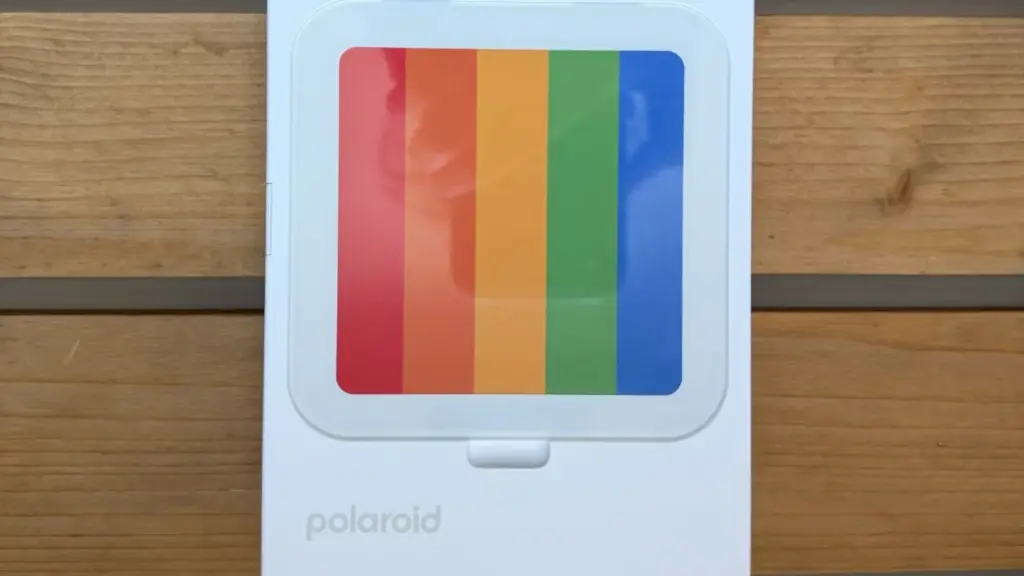 La aplicación es fácil de instalar y el formato es el tradicional cuadrado de Polaroid, con colores vivos y brillantes.