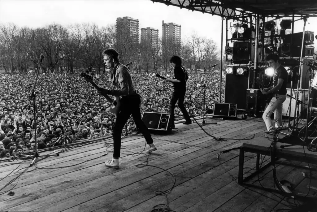 “Si hay algún extranjero en mi concierto, que se vaya”: las palabras racistas de Eric Clapton que cambiaron el rock británico