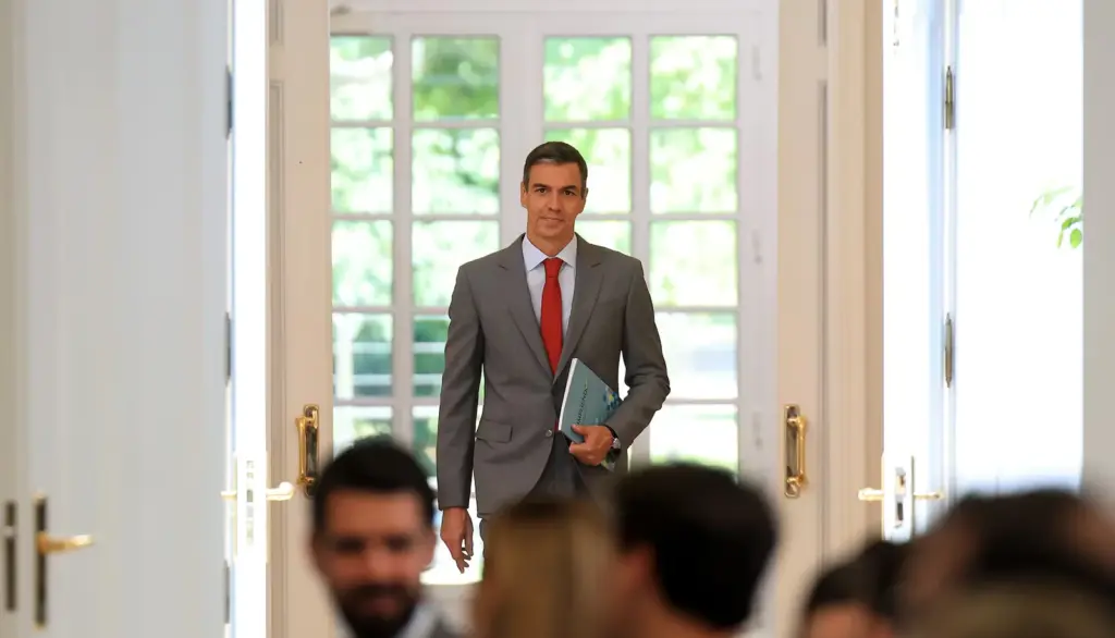 The keys to Sánchez's balance: from the defense of his wife and brother to Puente's tweets and the "impeccable" rescue of Plus Ultra