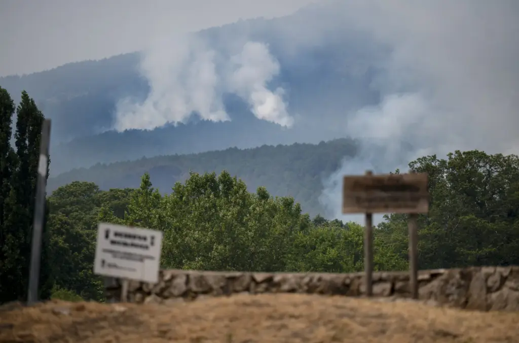View of the forest fire in Casillas, Ávila, this Monday.