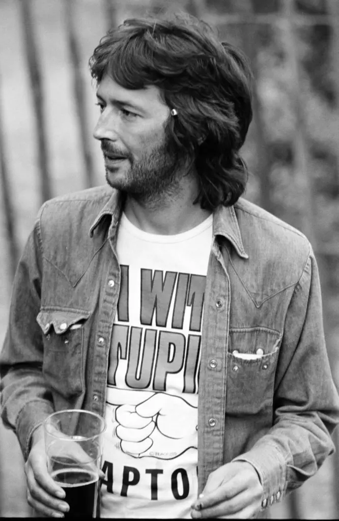 “Si hay algún extranjero en mi concierto, que se vaya”: las palabras racistas de Eric Clapton que cambiaron el rock británico