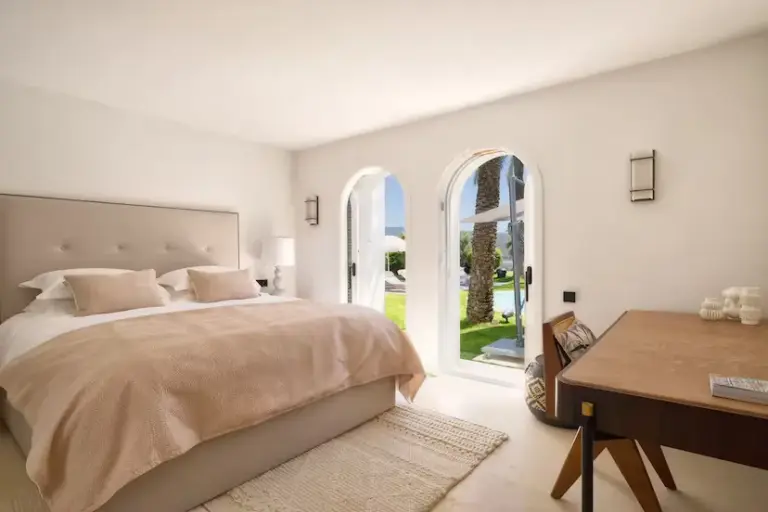 The three houses of the week: fluid lines on an Ibizan cove for 16.7 million euros
