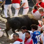 Tres corneados y siete contusionados en el vertiginoso y peligroso octavo y último encierro de los toros de Jandilla