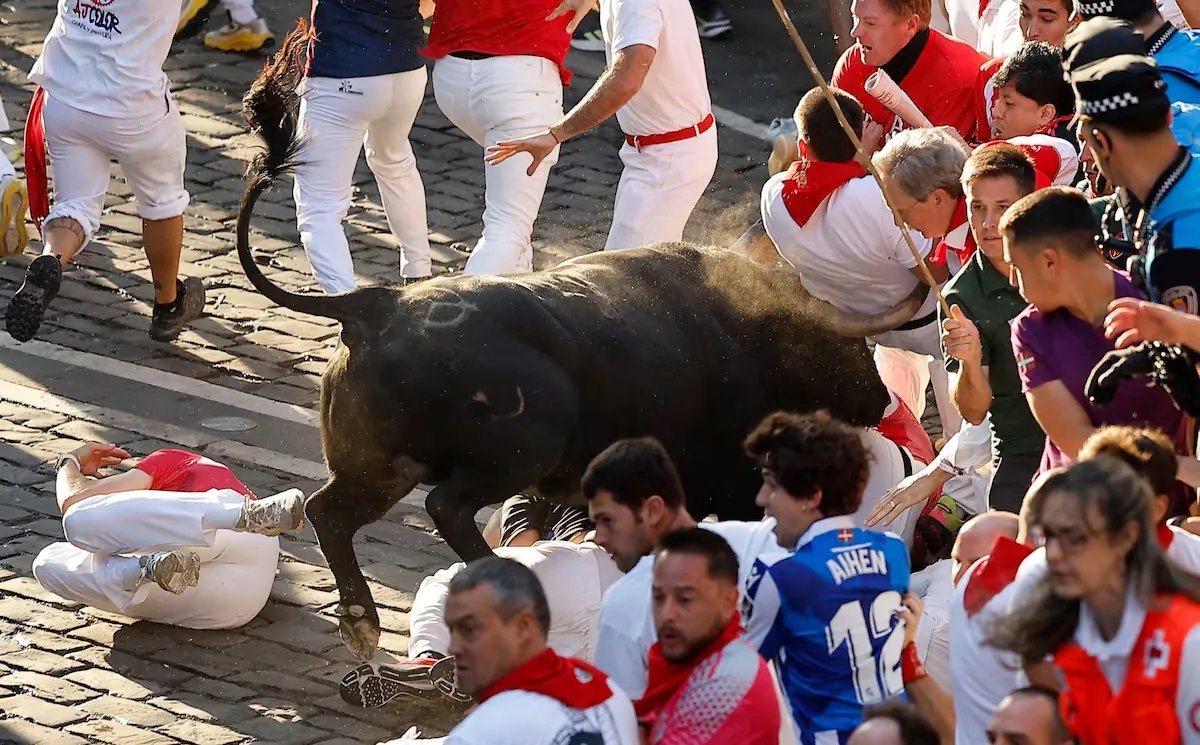 Tres corneados y siete contusionados en el vertiginoso y peligroso octavo y último encierro de los toros de Jandilla