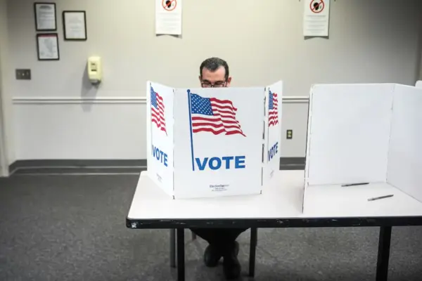 Una demanda de 25 Estados denuncia que FEMA y DHS retienen fondos por no apoyar las políticas migratorias y electorales de Trump