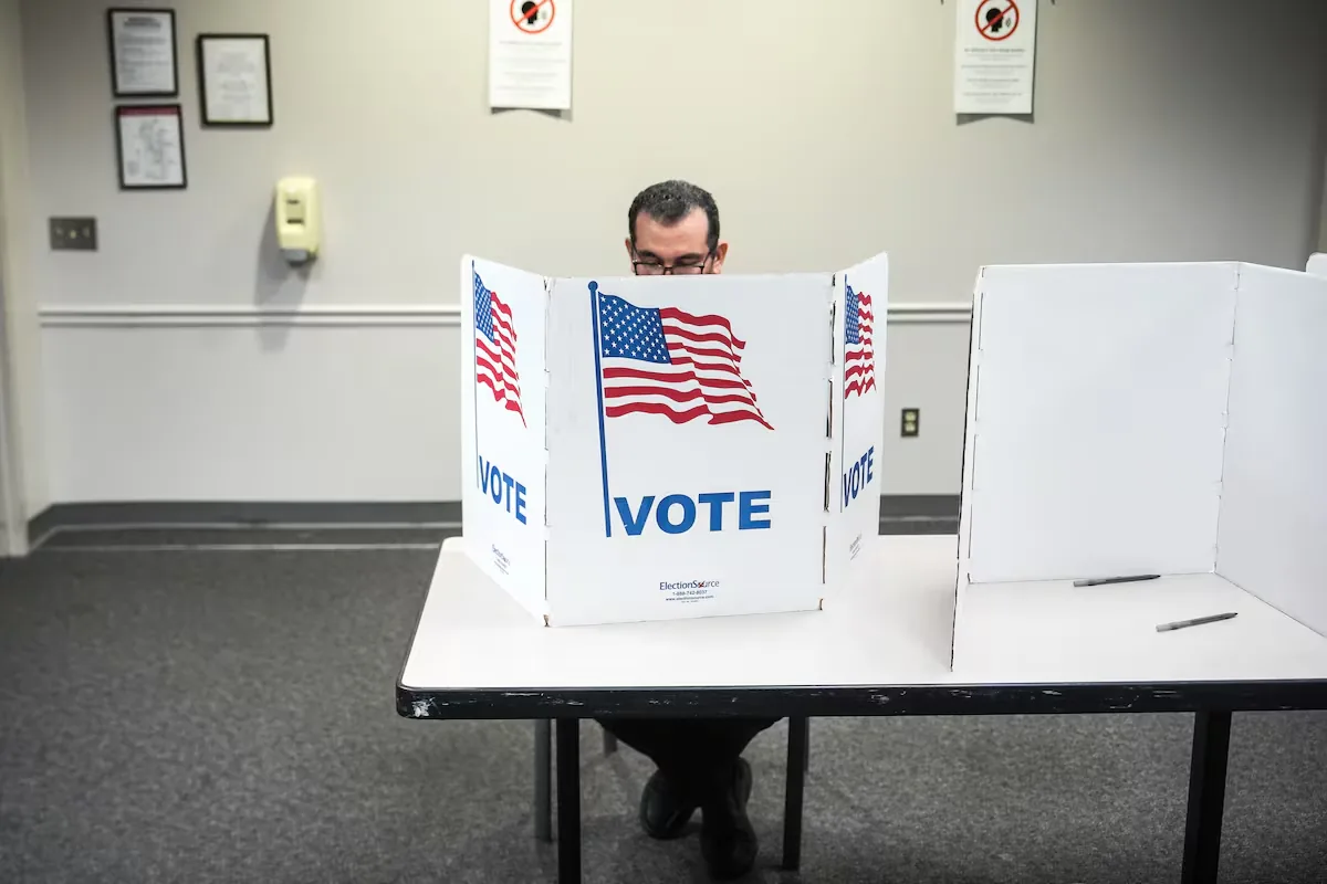 Una demanda de 25 Estados denuncia que FEMA y DHS retienen fondos por no apoyar las políticas migratorias y electorales de Trump