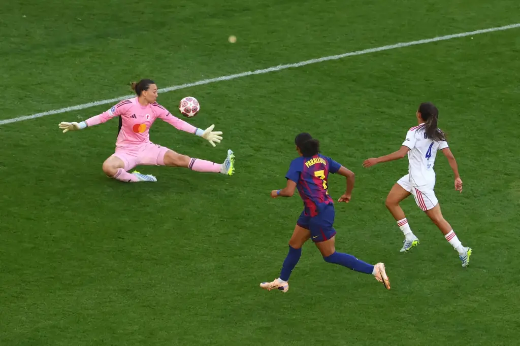 Salma Paralluelo signs for Lyon after four seasons at Barcelona