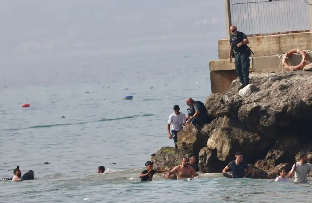 Police and civil guards warn of operational collapse in Ceuta due to the massive swimming entry of migrants: “We are overwhelmed”