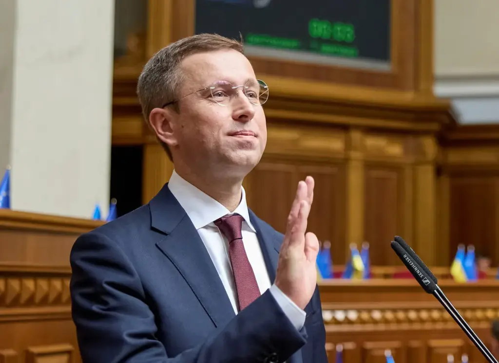 Thousands of people protest in various cities in Ukraine against the dismissal of the Minister of Defense