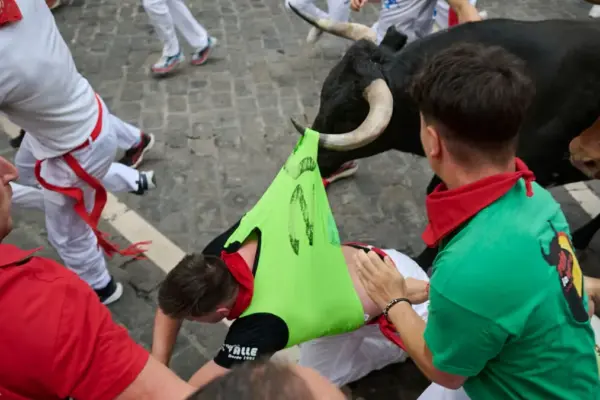 The nobility and speed of the miuras allow exciting races in a clean seventh running of the San Fermín
