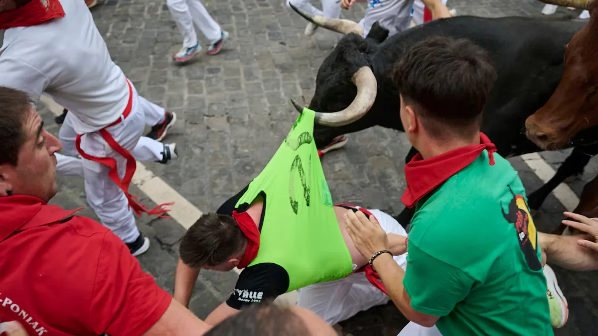 The nobility and speed of the miuras allow exciting races in a clean seventh running of the San Fermín