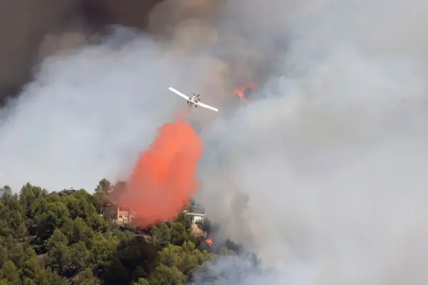 The fire in La Vall d’Uixó (Castellón), originated in several outbreaks, forces the evacuation of Vilavella and the confinement of three municipalities.